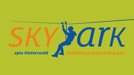 Logo des SKYPARKs vor grünem Hintergrund